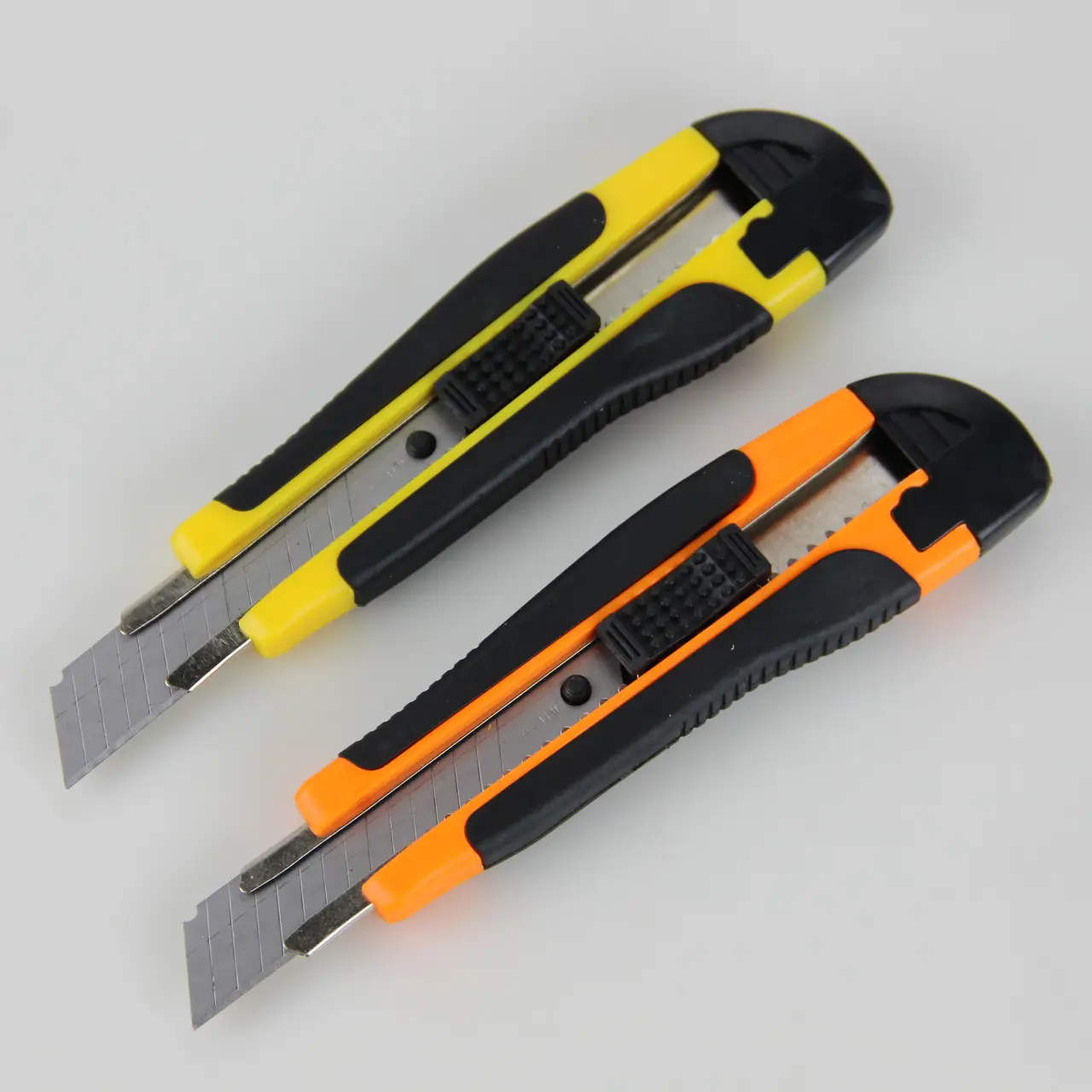 Нож канцелярский 18 мм WEIBO